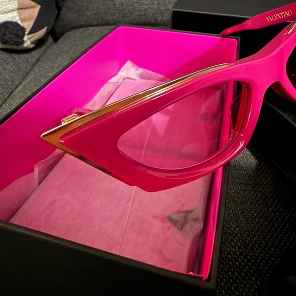 Valentino Garavani NEW $920 MSRP Pink Angular Cat-Eye Sunglasses w/ box